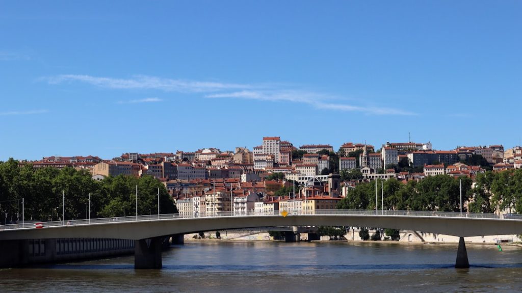 découvrez les quartiers à éviter à lyon pour garantir votre sécurité. informations essentielles sur les zones sensibles de la ville.