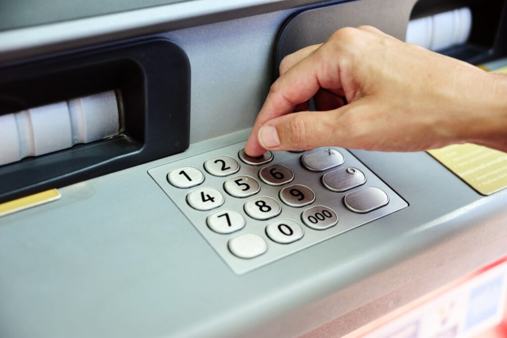 découvrez tout ce qu'il faut savoir sur le code bancaire : définition, utilité et comment le trouver pour sécuriser vos transactions financières.