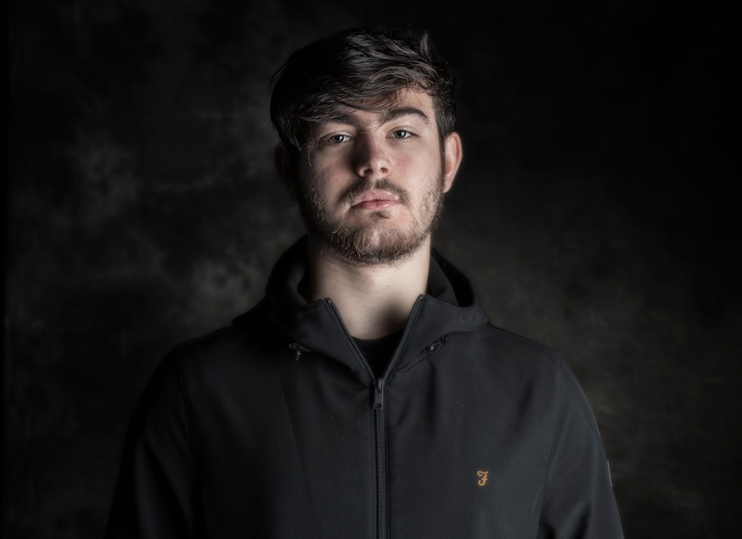 découvrez notre veste softshell alliant confort, légèreté et protection contre le vent et la pluie, idéale pour toutes vos activités en plein air.