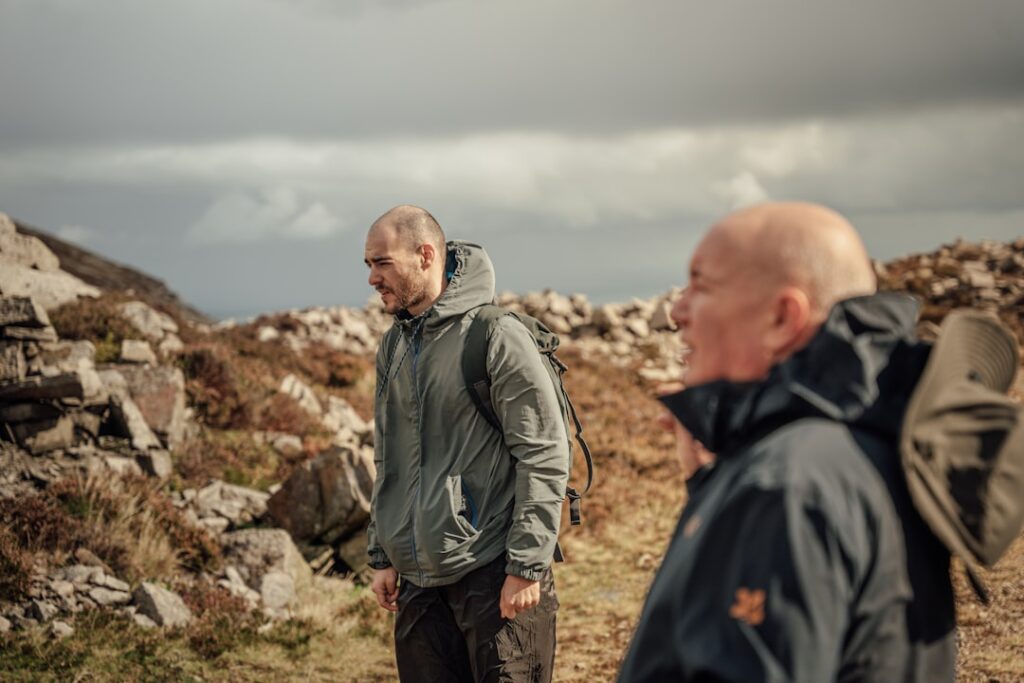 découvrez notre veste softshell alliant confort, légèreté et protection contre le vent et la pluie, idéale pour toutes vos activités de plein air.