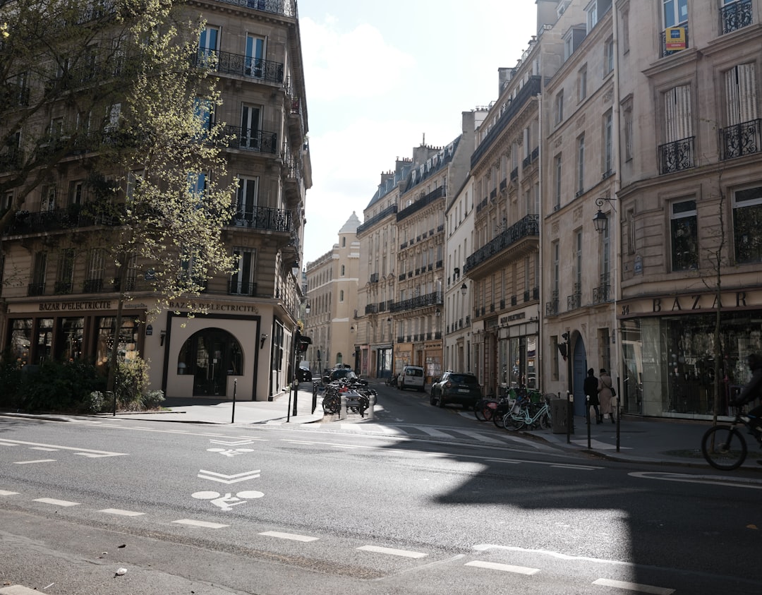 découvrez les quartiers à éviter à paris pour assurer votre sécurité lors de votre visite. conseils et informations sur les zones moins sûres de la capitale française.