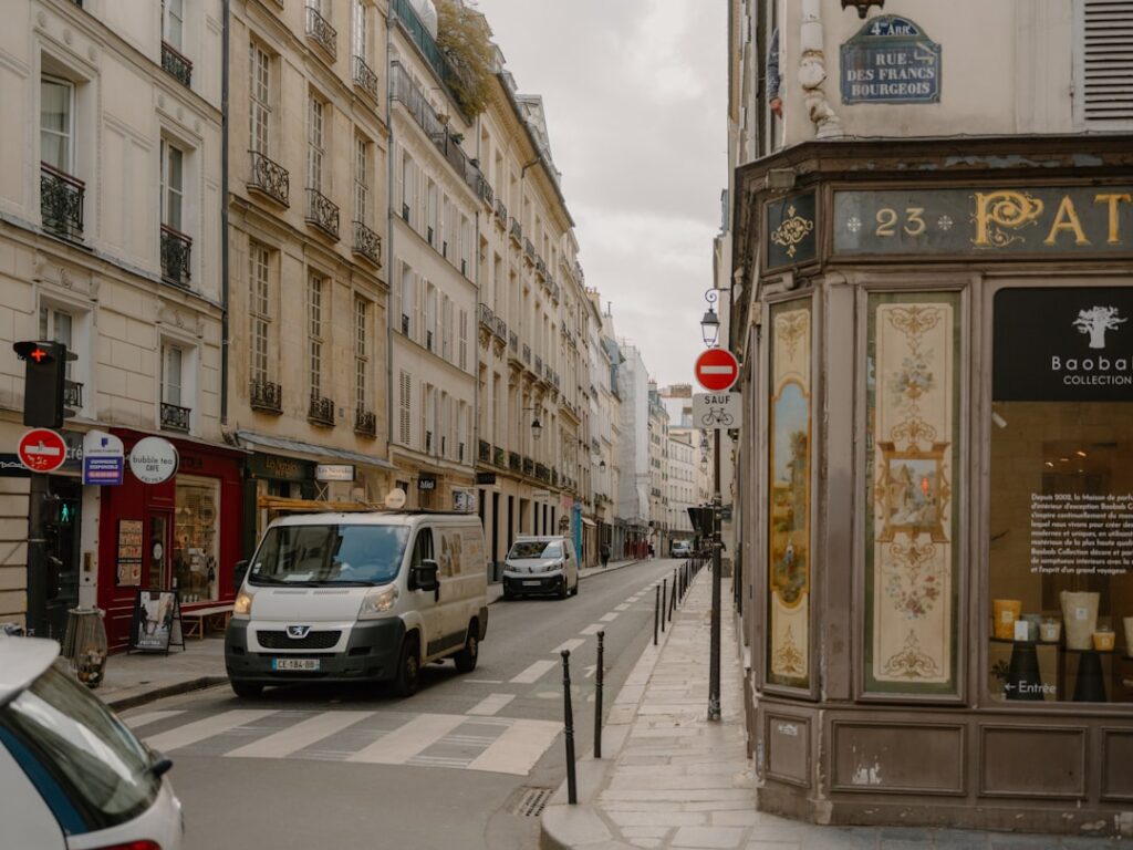 découvrez les quartiers à éviter à paris pour assurer votre sécurité lors de votre visite. nos conseils vous aident à mieux connaître les zones sensibles de la capitale française.