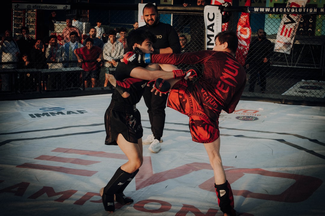 découvrez les techniques de base du mma pour débutants, incluant des mouvements essentiels de frappe, de lutte et de grappling afin d'améliorer vos compétences en arts martiaux mixtes.