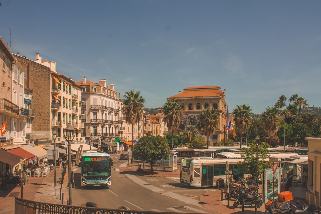 découvrez les quartiers de cannes à éviter pour un séjour en toute sécurité et sérénité. conseils pratiques et informations utiles pour bien choisir votre emplacement.