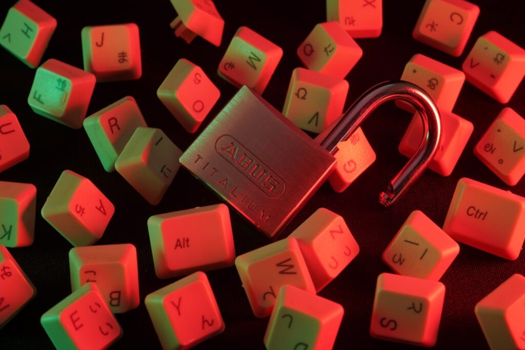 protégez votre entreprise contre les cyberattaques grâce à des solutions de sécurité avancées et une surveillance constante.