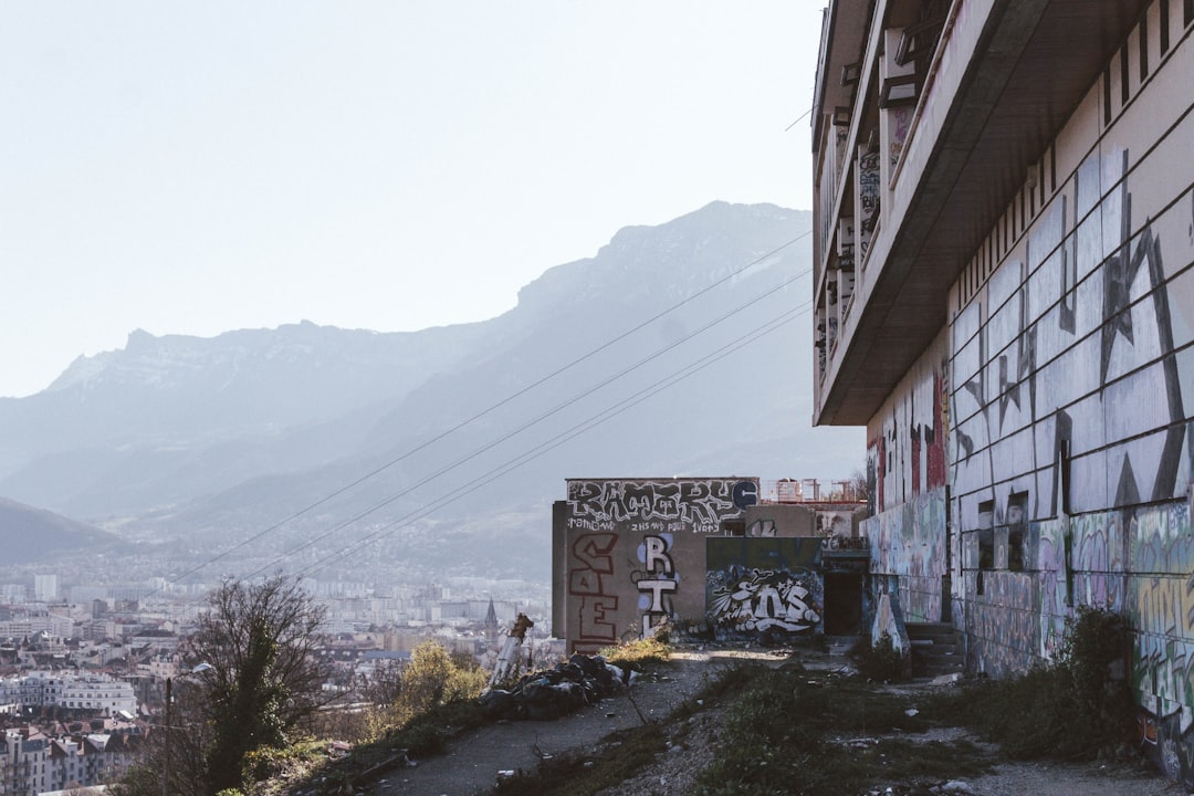 découvrez les quartiers à éviter à grenoble pour garantir votre sécurité lors de votre visite ou installation dans la ville.