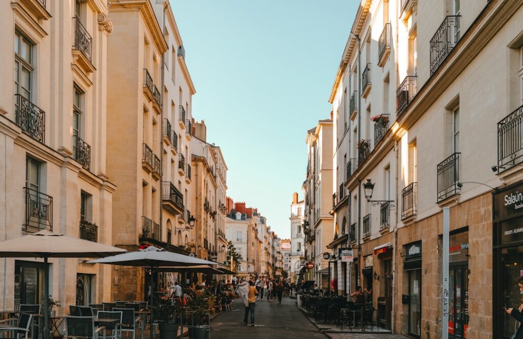 découvrez les quartiers de nantes à éviter pour un achat immobilier sécurisé. conseils pratiques pour investir en toute sérénité et éviter les zones à risque.