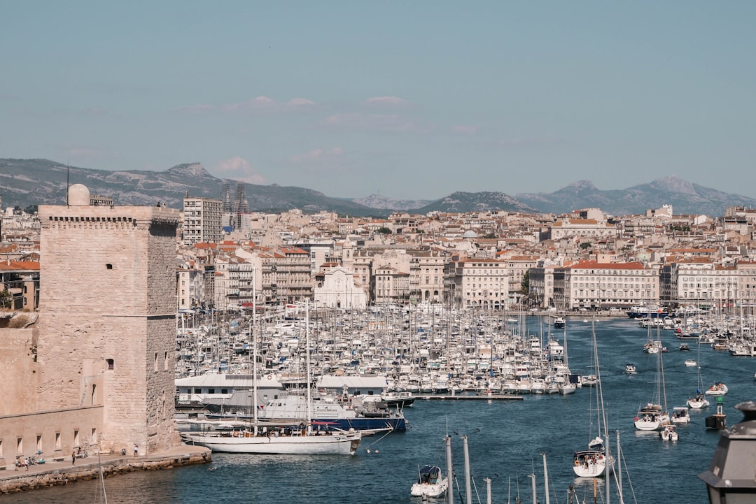 découvrez les quartiers sûrs de marseille pour vivre en toute tranquillité, avec des informations sur la sécurité, les commodités et la qualité de vie.