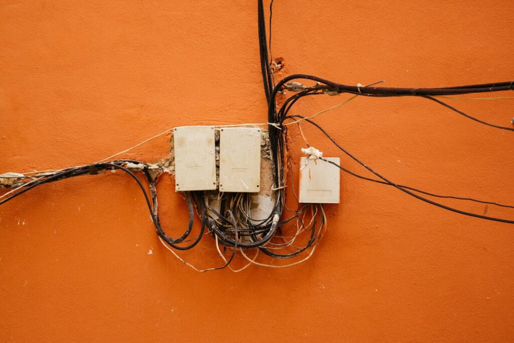 installation sécurisée de systèmes électriques garantissant fiabilité et conformité aux normes pour votre sécurité.
