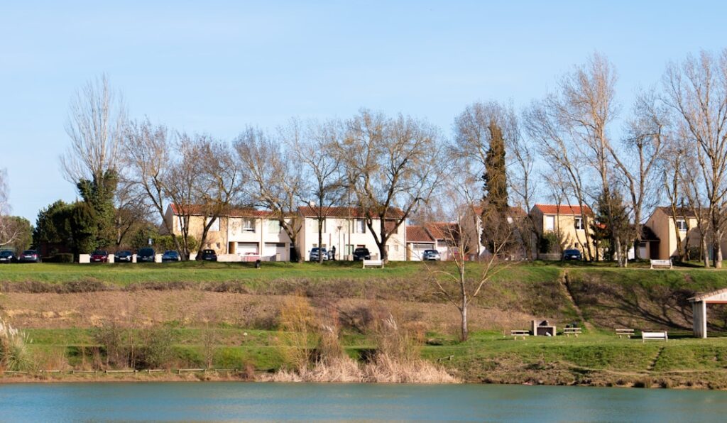 découvrez les quartiers de toulouse à éviter pour un séjour en toute sécurité et sérénité. conseils et informations pratiques pour bien choisir votre emplacement.