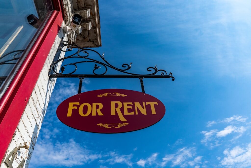 découvrez comment gérer les loyers impayés, vos droits en tant que propriétaire ou locataire, et les solutions pour récupérer les sommes dues rapidement et légalement.