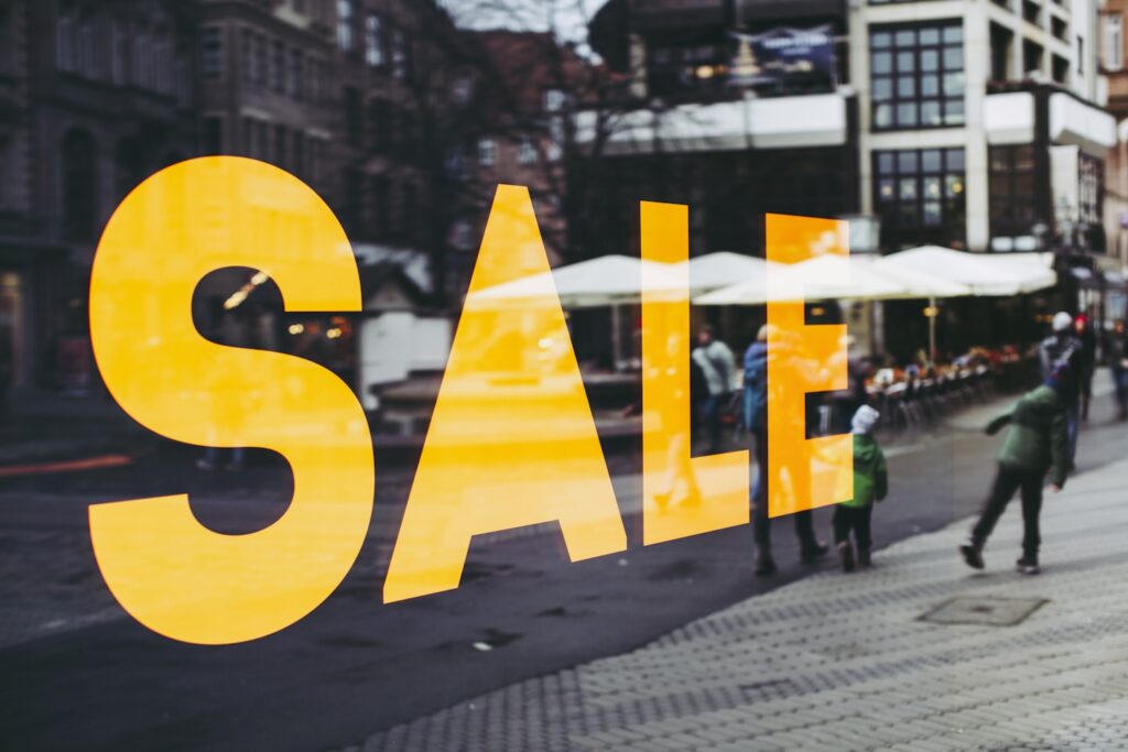 SALE – fashion victim consumer shopping // Picture taken for CouponSnake – www.couponsnake.com