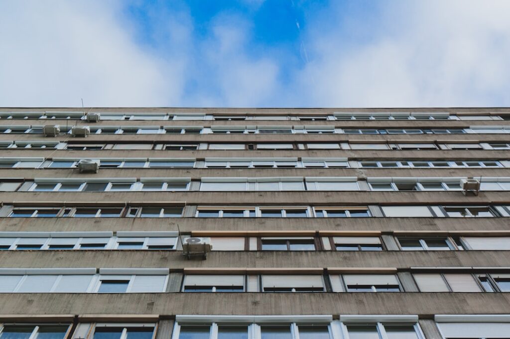 découvrez tout sur le logement social : solutions abordables, initiatives gouvernementales et aides pour accéder à un habitat digne et accessible à tous.
