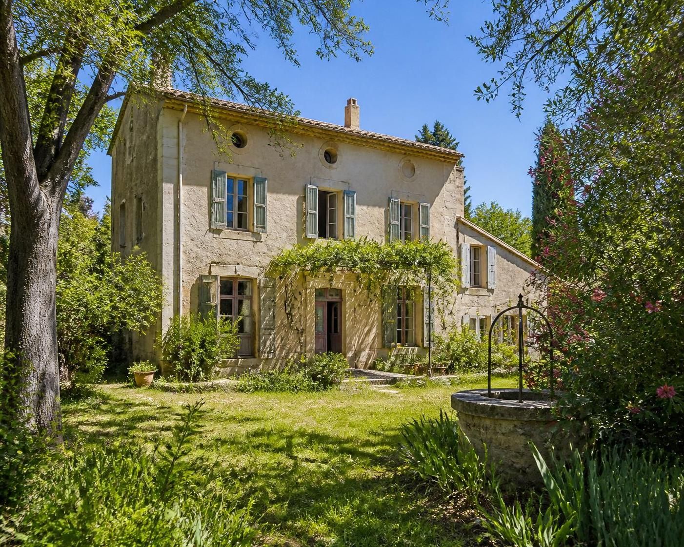 découvrez cette maison à rénover située à flassans-sur-issole, une opportunité unique pour un investissement immobilier prometteur. transformez ce bien en un véritable chez-vous ou un projet rentable.